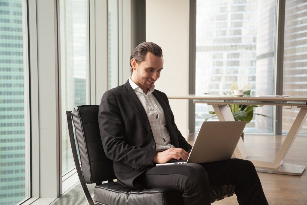 SEO expert working with a laptop