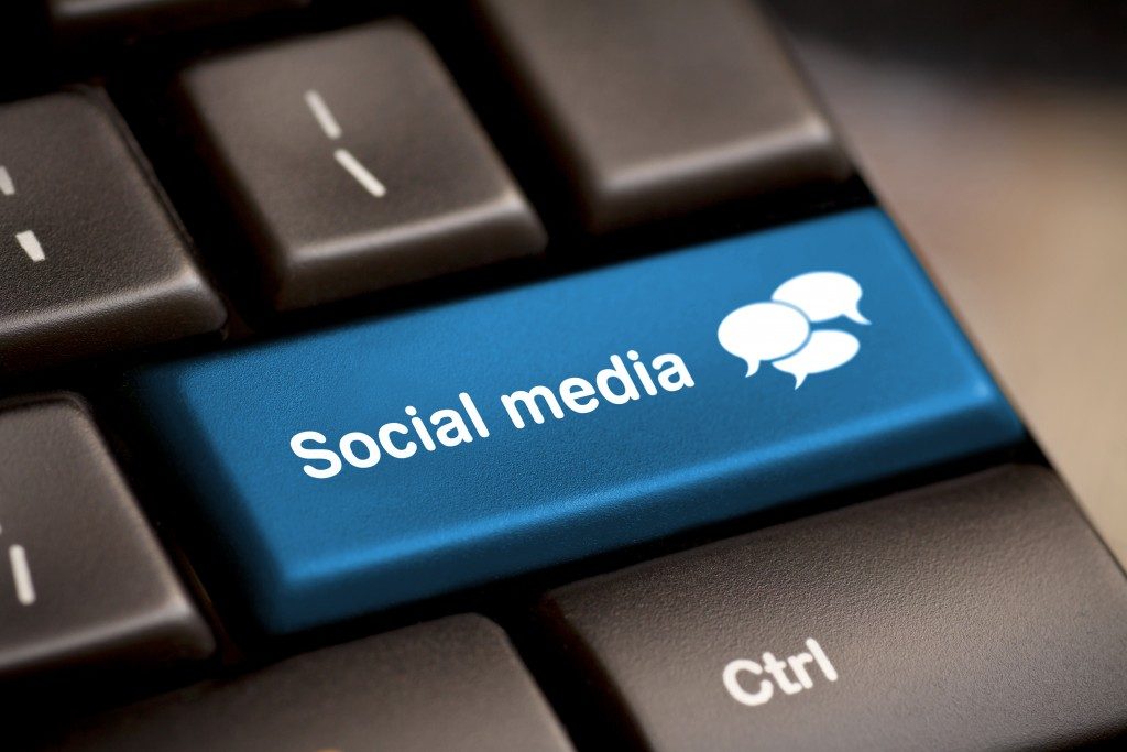 Social Media button on a keyboard with speech bubbles